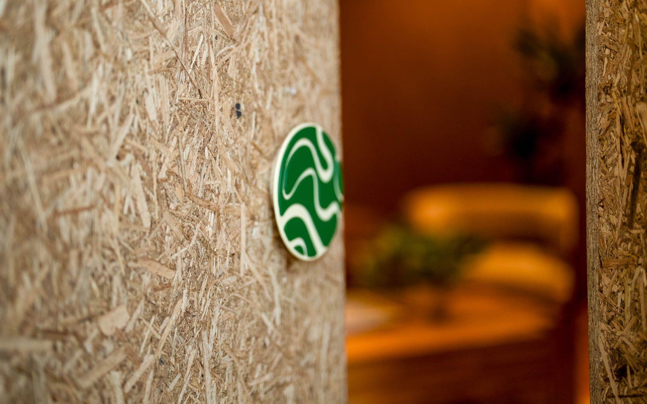 "ألواح الصحراء" – مادة مبتكرة صُنعت من بقايا النخيل المعاد تدويرها ويشكّل العنصر الأساسي في جدران ملتقى "ذا كلايمت ترايب".
الصورة: ذا كلايمت ترايب