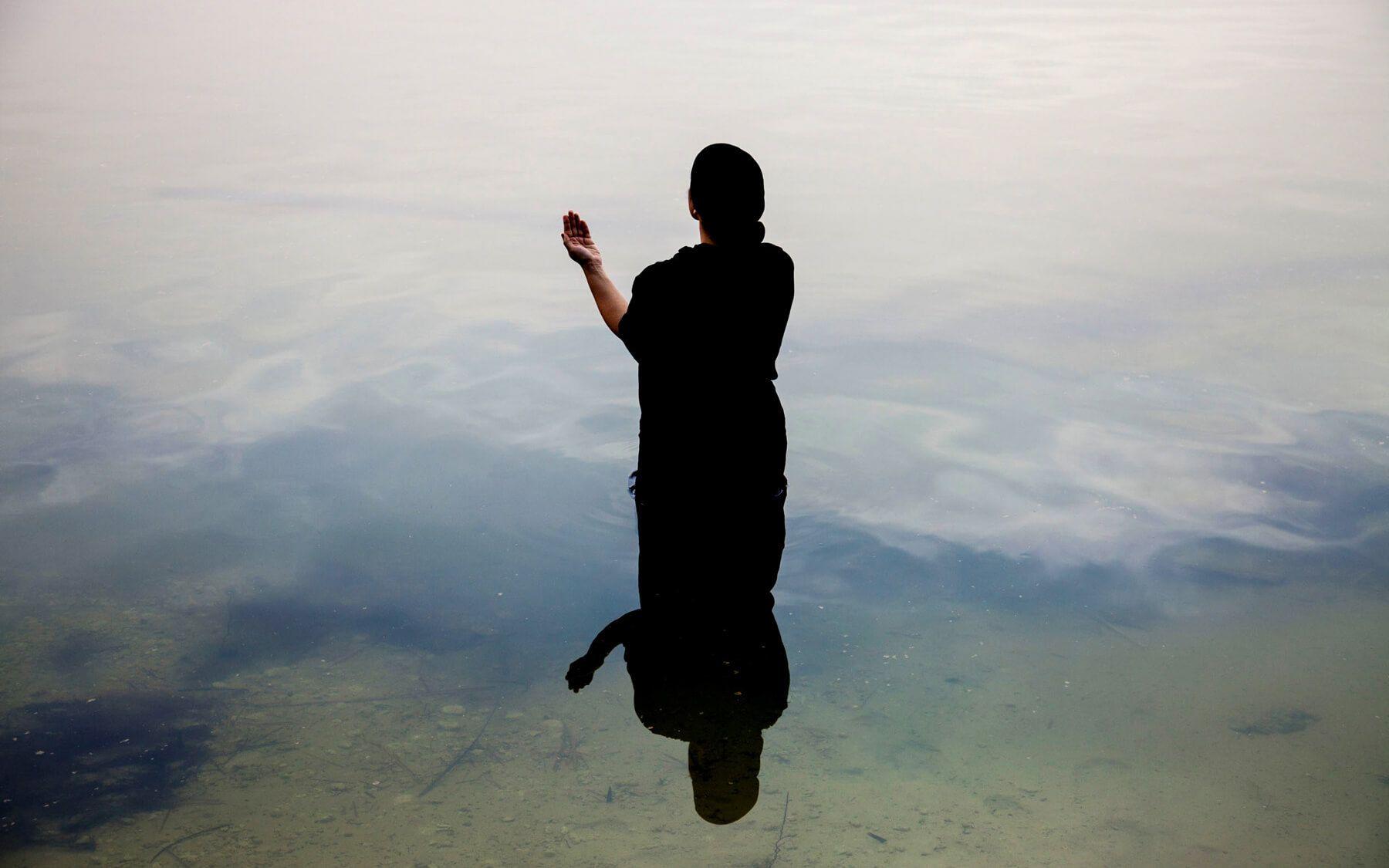 مشروع سلسلة الذي يوثق العلاقة الروحية بين الصحاري والمياه والانسان والتغيير المناخي
المصدر: سما الشيبي وأيام جاليري