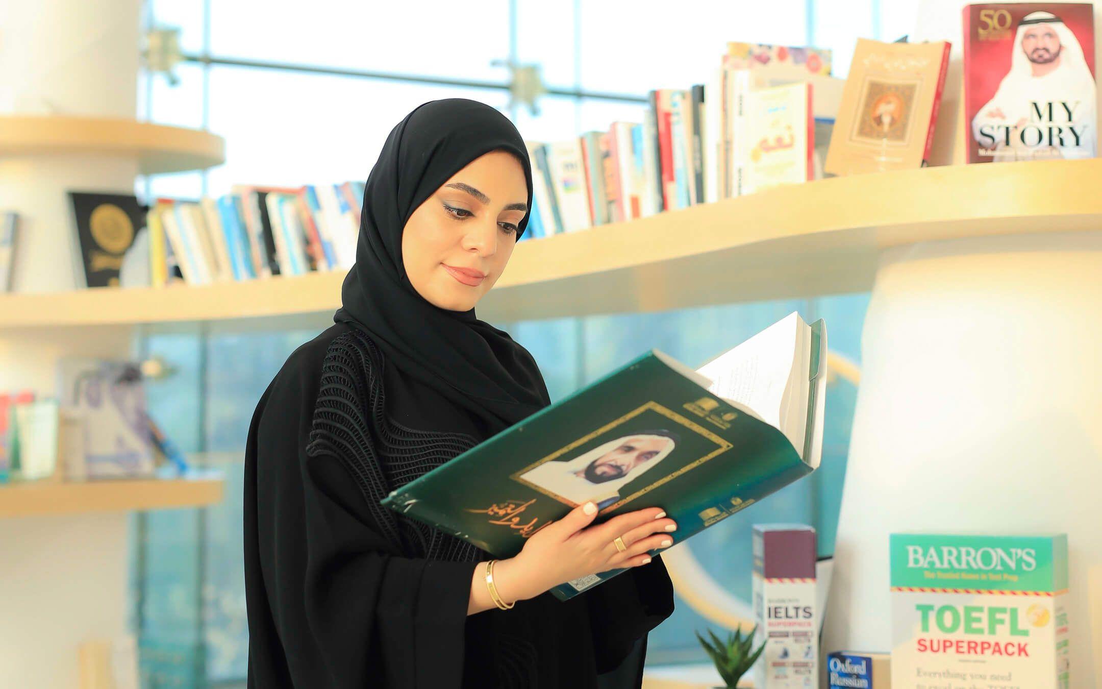 عذاري السركال وهي تقرأ عن ملهمها الأول الشيخ زايد بن سلطان آل نهيان في كتاب " زايد والتميز" 
المصدر: عذاري السركال