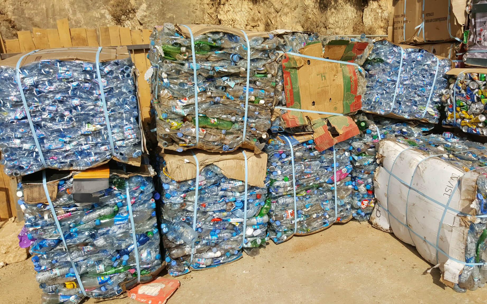 عبوات المياه بعد فرزها يتم كبسها لتقليص حجمها ويتم بعدها شحنها لمصانع تدوير البلاستيك الشفاف 
المصدر: زياد أبي شاكر