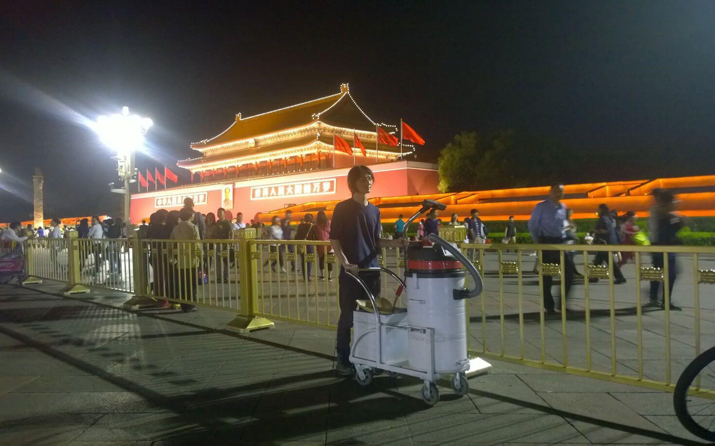 Brother Nut travelled around Beijing and its nearby towns, dragging an industrial-sized vacuum cleaner with him to suck up all the air pollution over 100 days, eventually producing one solid brick with the material.
Photo: Brother Nut