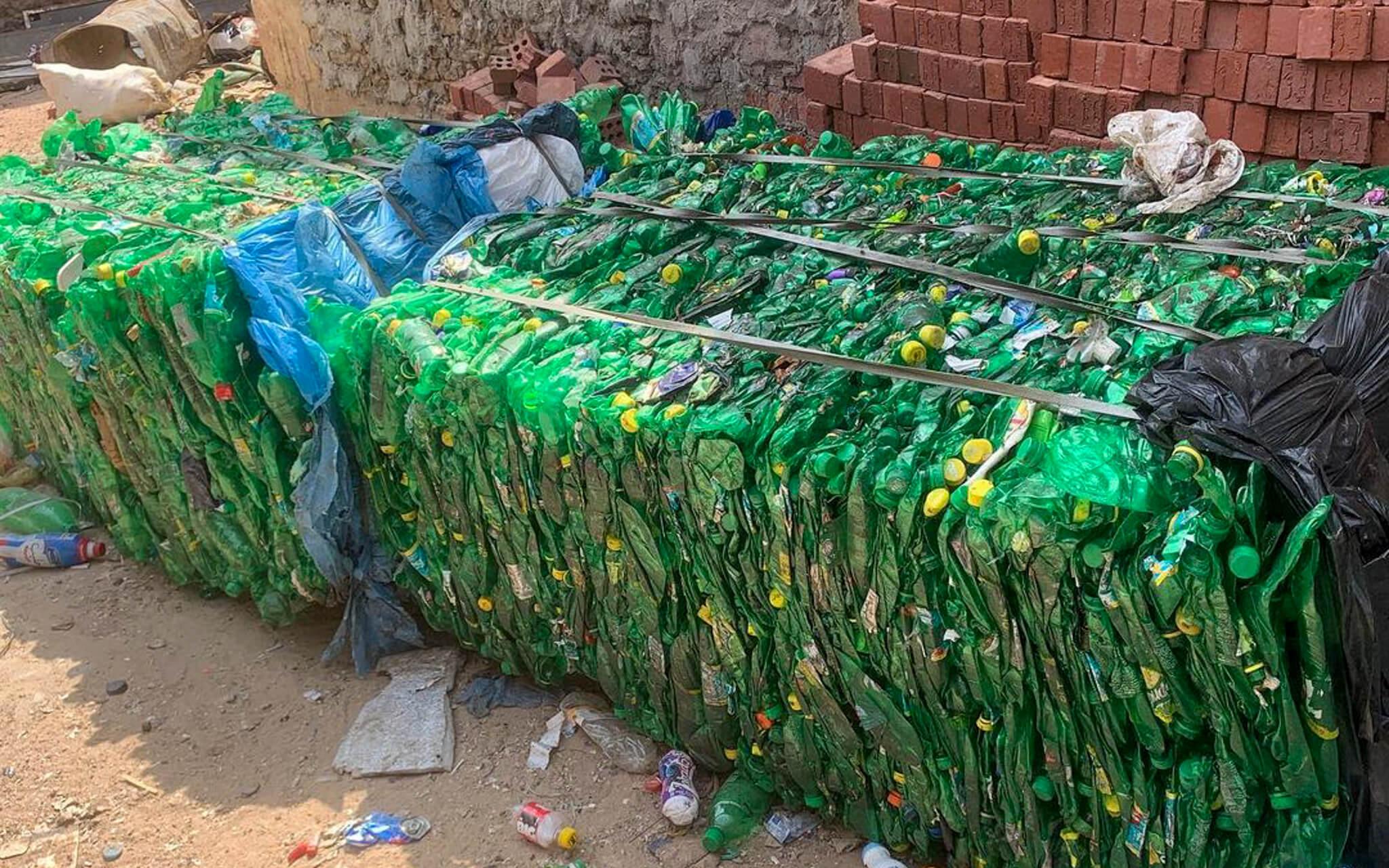 جمع الزجاجات البلاستيك وتجهيزها لدخول الكسارة 
 تصوير: صهيب رسمي