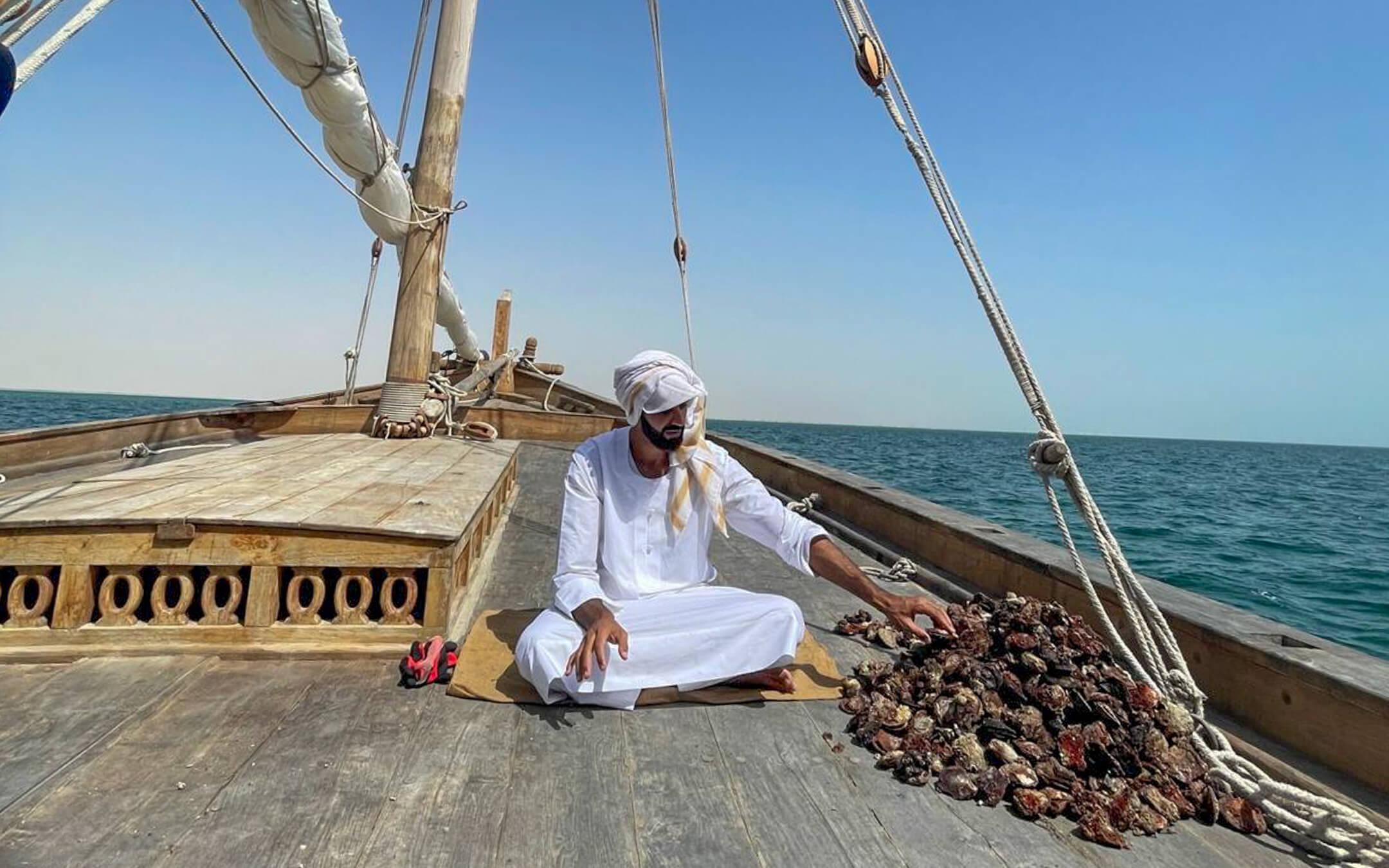 محمد السادة وحوله غنيمة من المحار قام باصطيادها من بحر لفان 
الصدر: محمد السادة