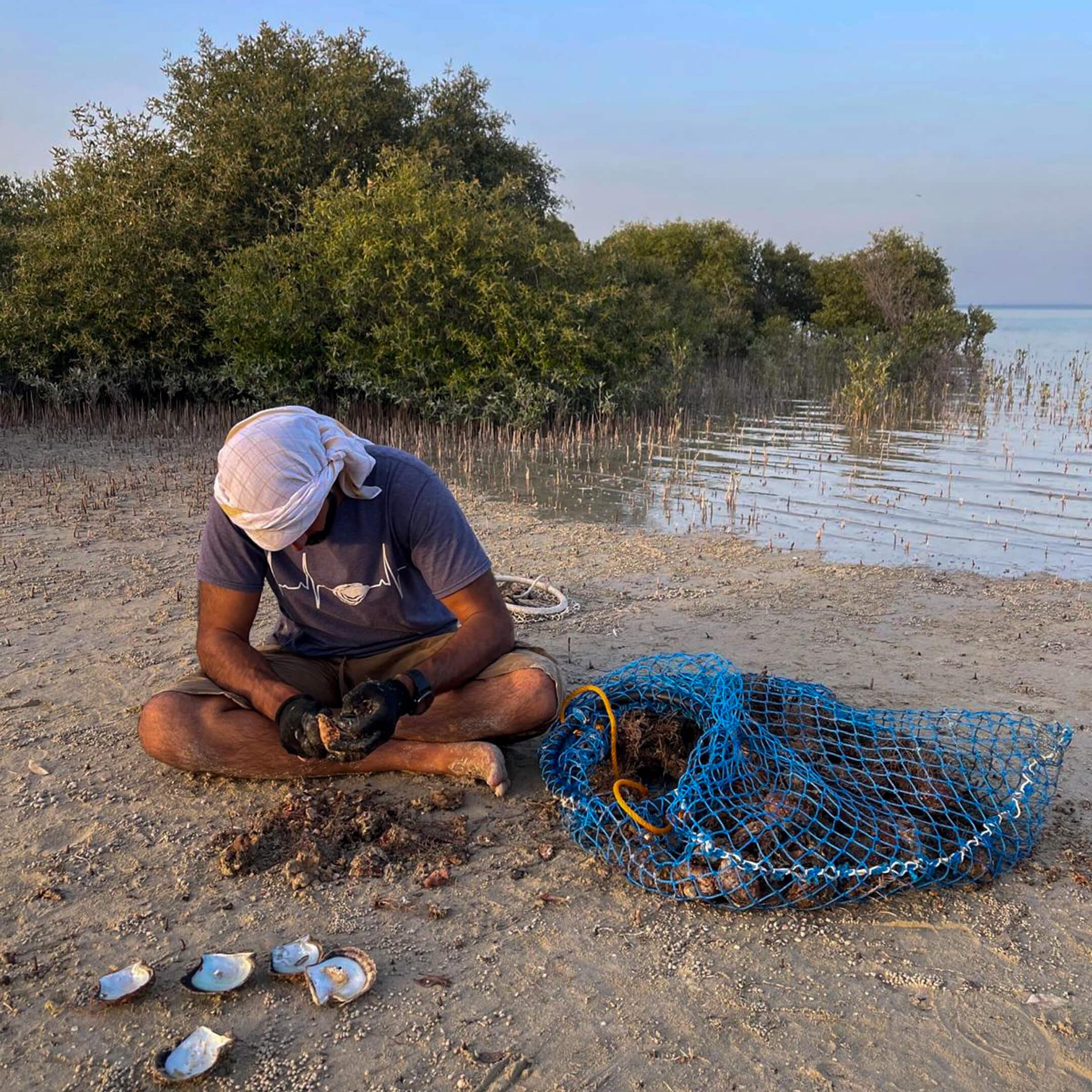 الغواص محمد السادة وهو يفتح المحار في منطقة ذخيرة
المصدر: محمد السادة