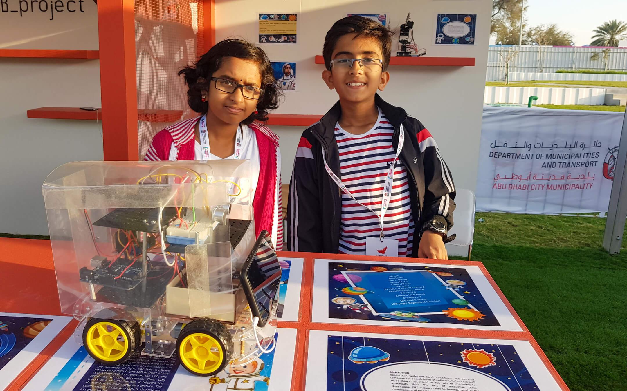 سايناث مانيكاندان مع أخته التي تشاركه اهتمامته البيئية أثناء تجهيزات اختراع الروبوت الزراعي
 المصدر: سايناث مانيكاندان