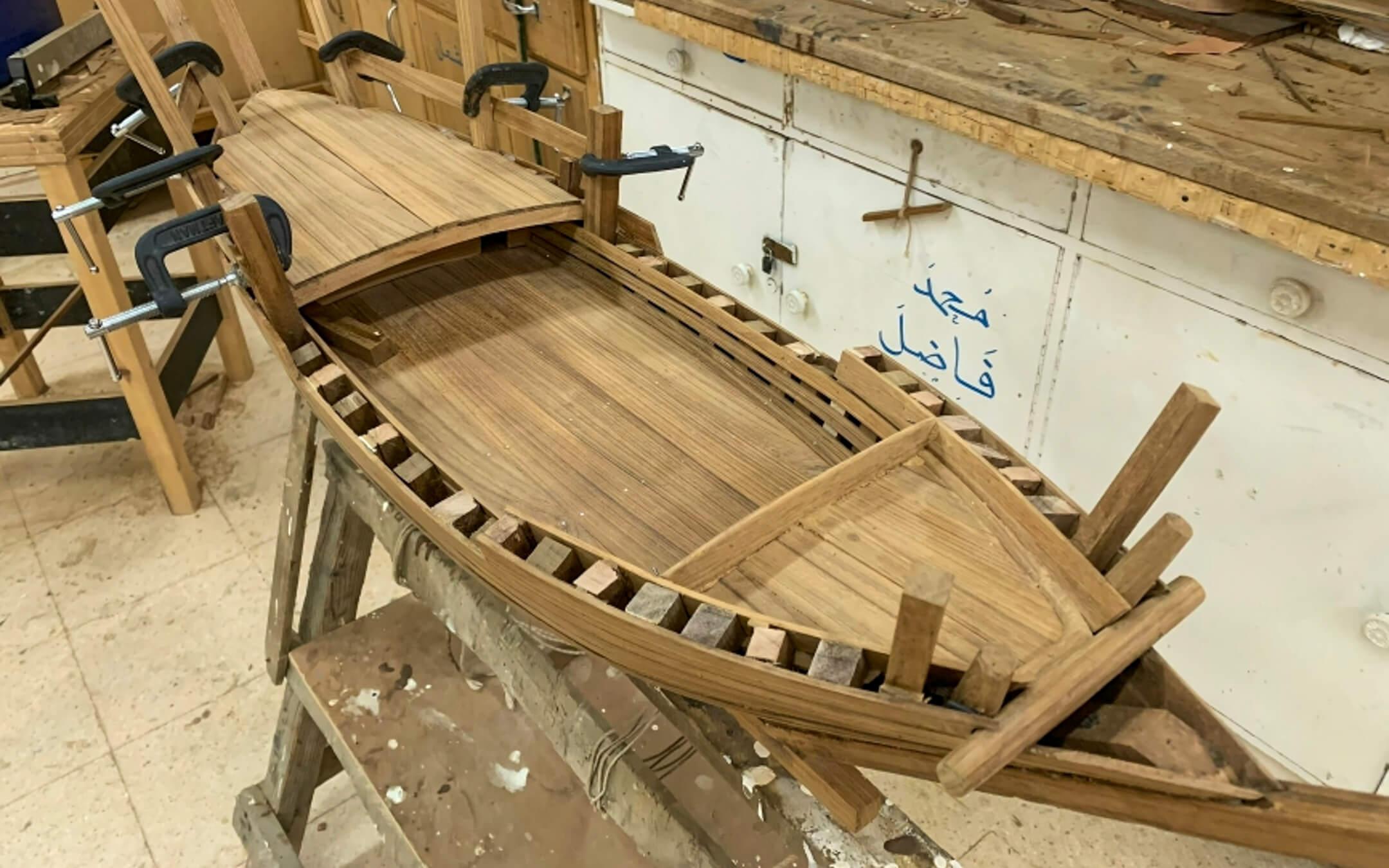 نموذج سفينة تراثية من تنفيذ أبو خليفة قبل مرحلة الدهان ووضع اللمسات الأخيرة
 المصدر: محمد فاضل