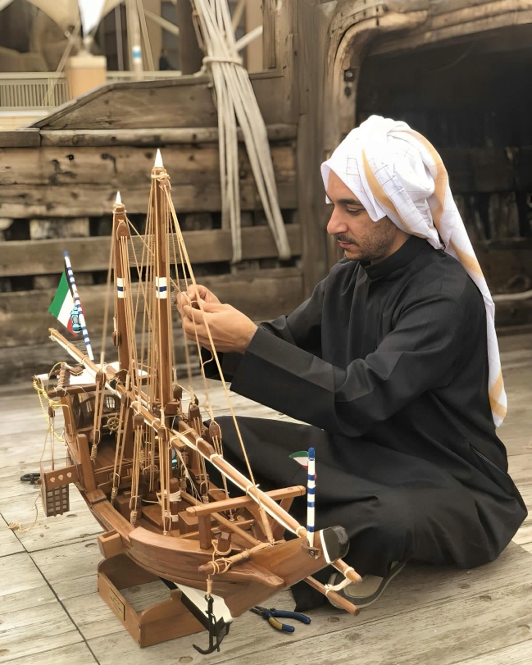 القلاف محمد فاضل وكنيته" أبو خليفة" أثناء تركيبه حبال وشراع السفينة
 المصدر: محمد فاضل