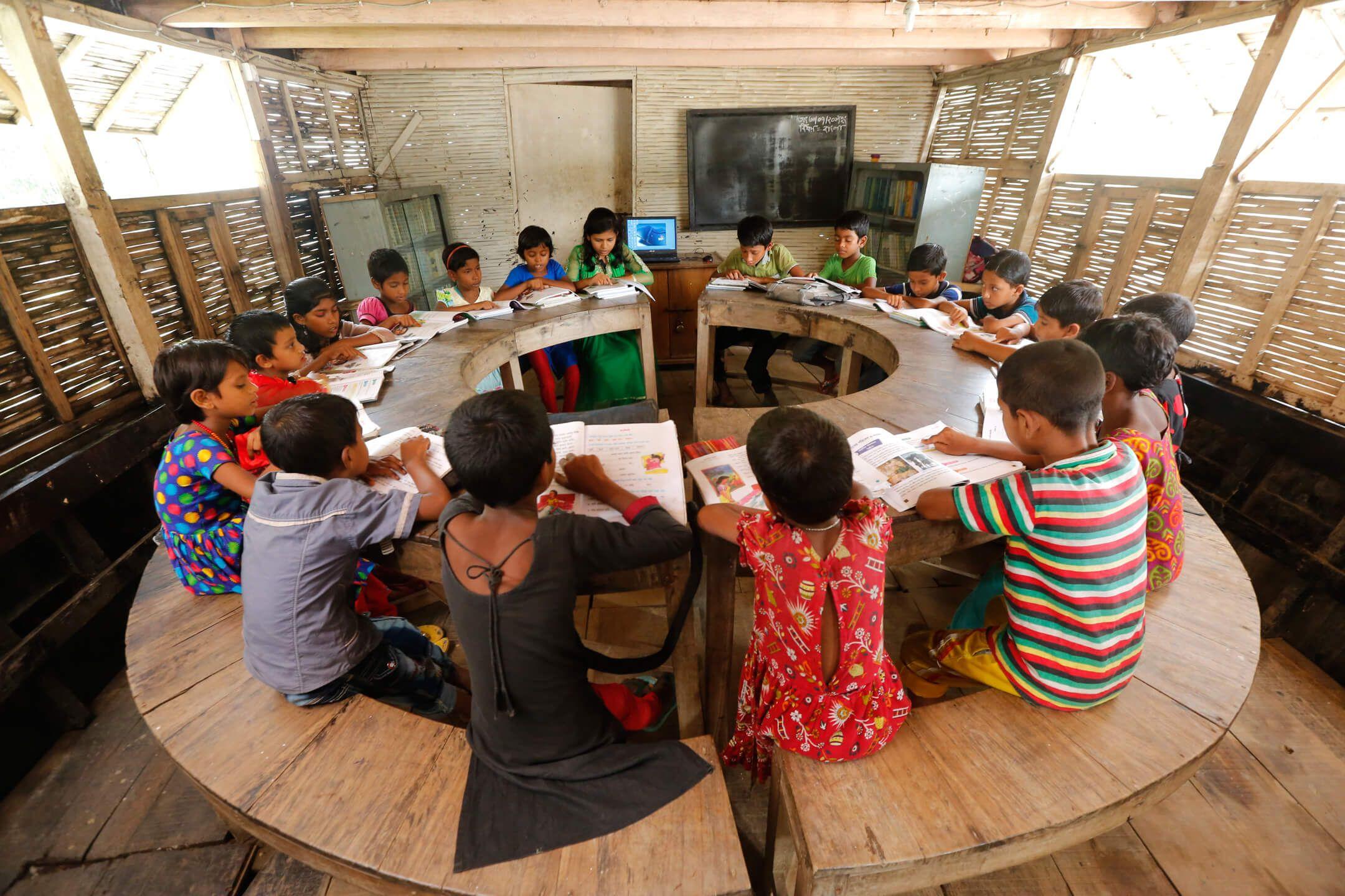 يُتابع تلاميذ الصفّ الرابع دروسهم بتركيزٍ داخل الصفّ العائم التابع لمدرسة "تشوك لانكا" في سينغرا، ناتور، حيث يطالعون كتبهم خلال الحصّة الدراسية.
اسم المصور: عبير عبدالله المكان: بنغلادش