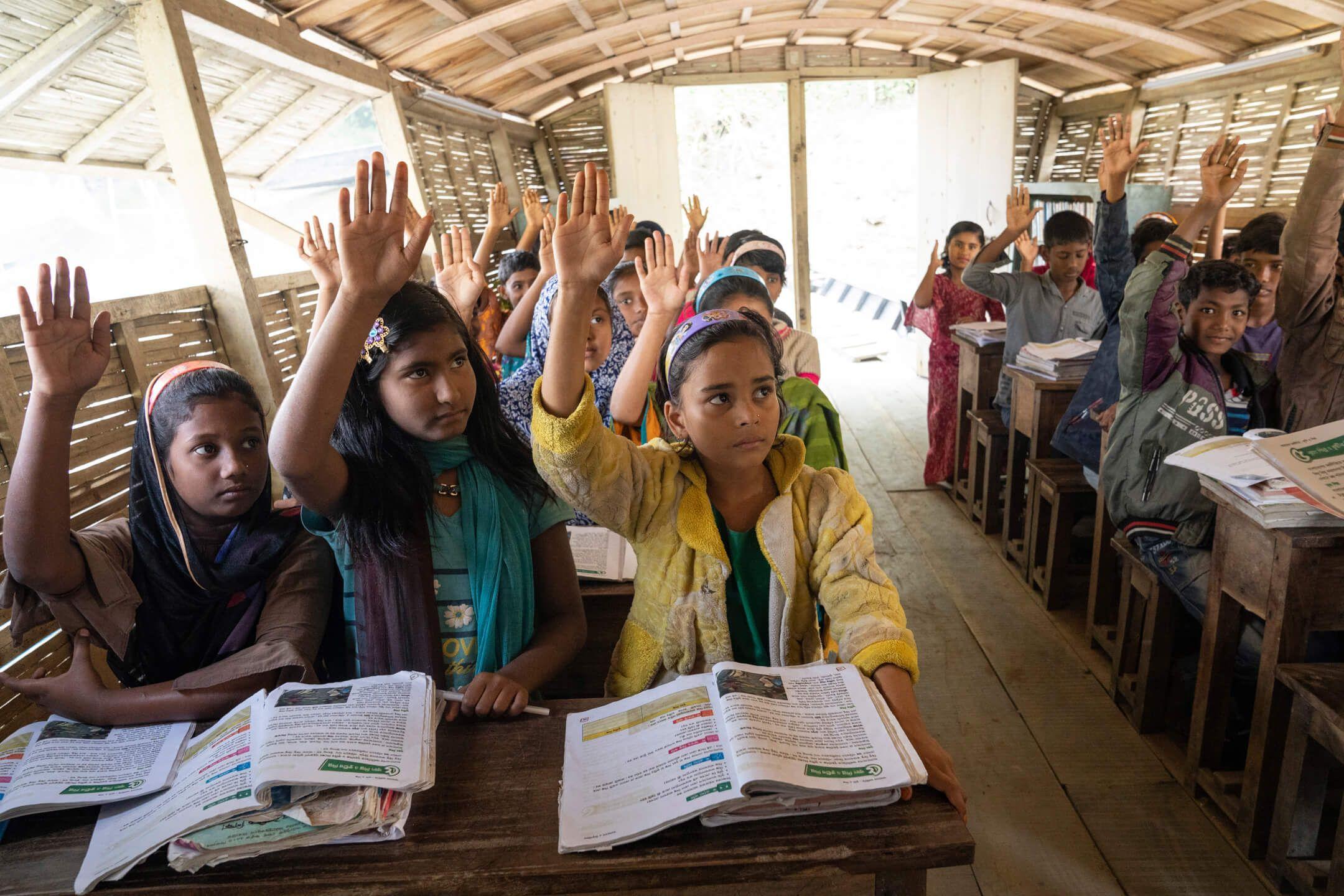 مدرسة القارب: يرفع تلاميذ الصفّ الخامس أيديهم للمشاركة خلال إحدى الحصص الدراسية على متن مدرسة "بورودا ناغار العائمة" في تشاتموهور، بابنا.
اسم المصور: عبير عبدالله المكان: بنغلادش