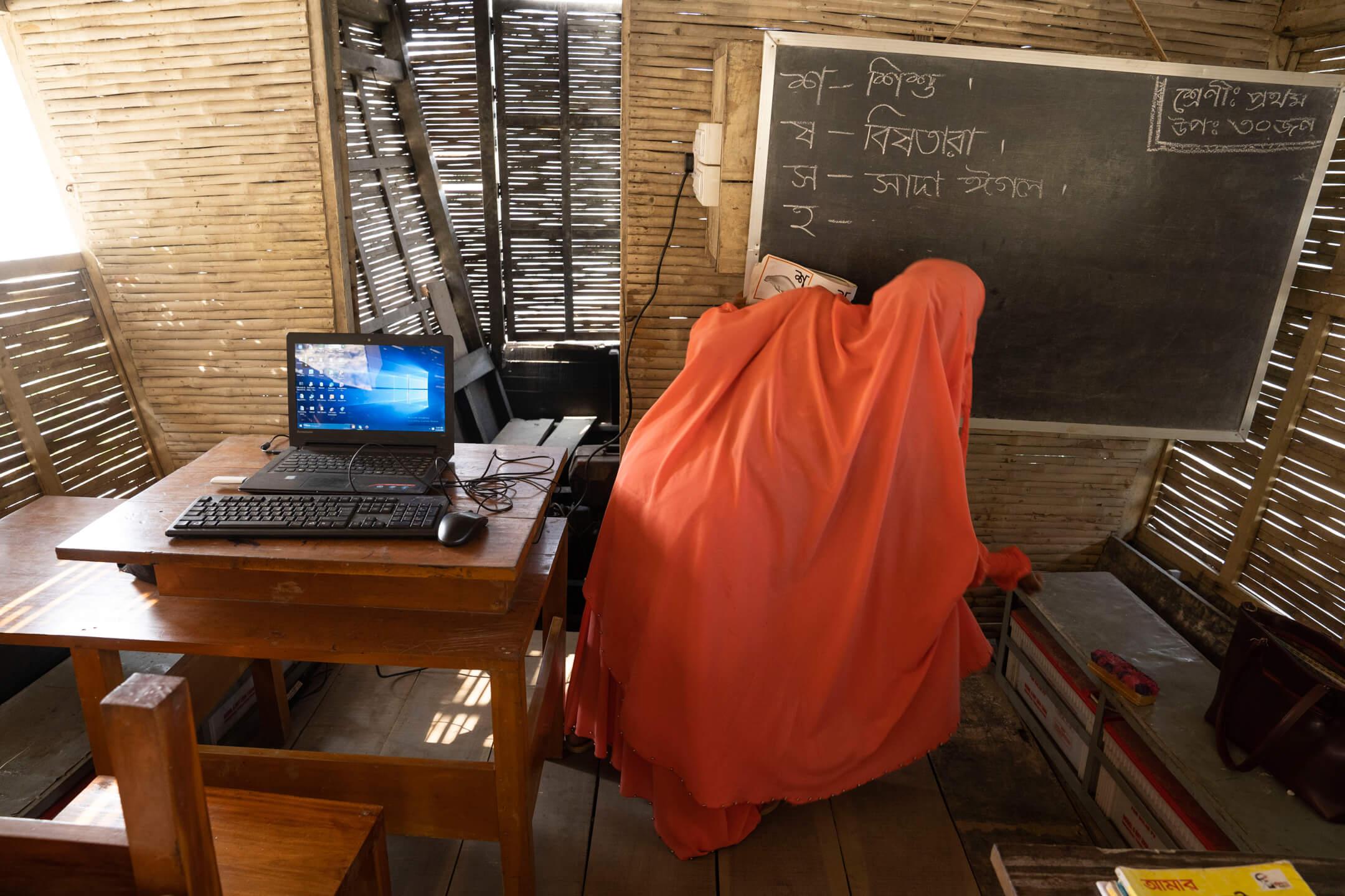 تقدّم معلّمة دروسها داخل صف دراسي على متن مدرسة عائمة في تشاتموهور، بابنا.
اسم المصور: عبير عبدالله المكان: بنغلادش