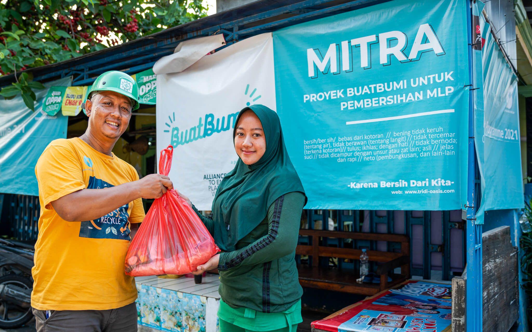 Buat Bumi includes everyone in their plastic collection practices: housewives, business-owners, and, of course, students.
Photo: Buat Bumi