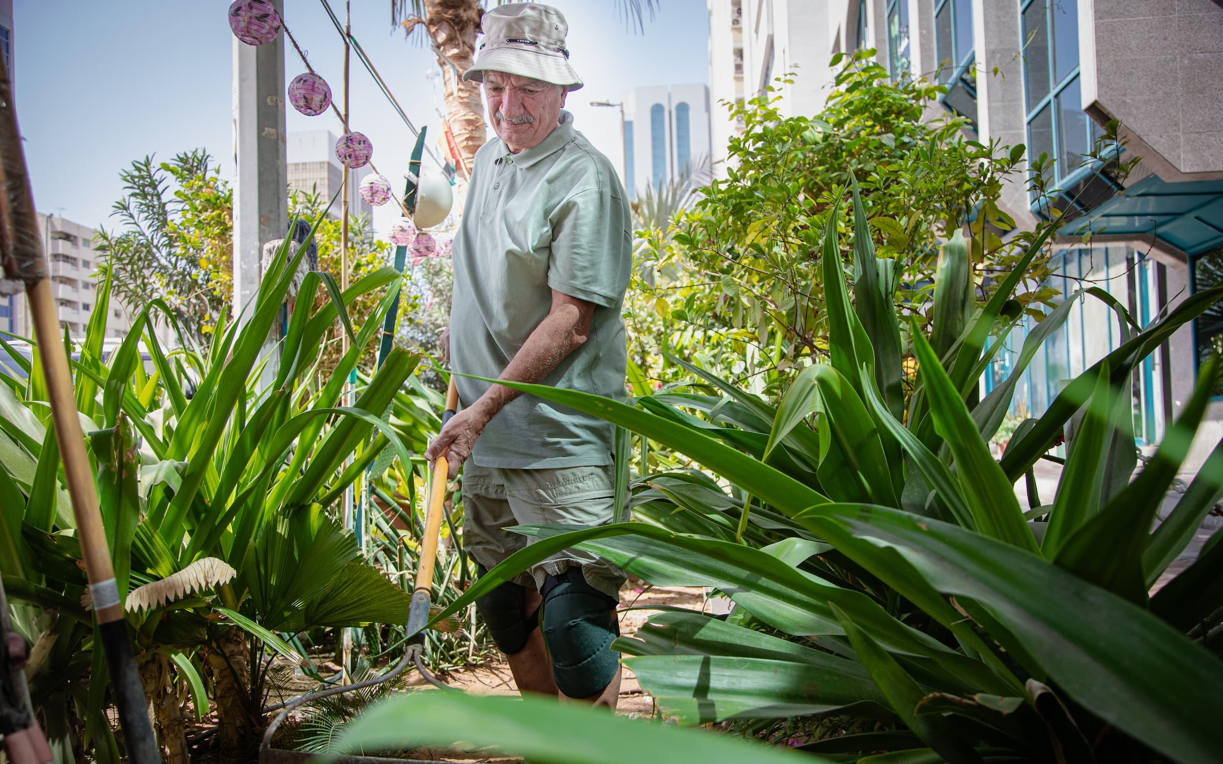 المهندس العراقي سنان الأوسي وهو وسط أشجاره وأزهاره ضمن مبادرته الشخصية في الإمارات
المصدر: ذا كلايمت ترايب