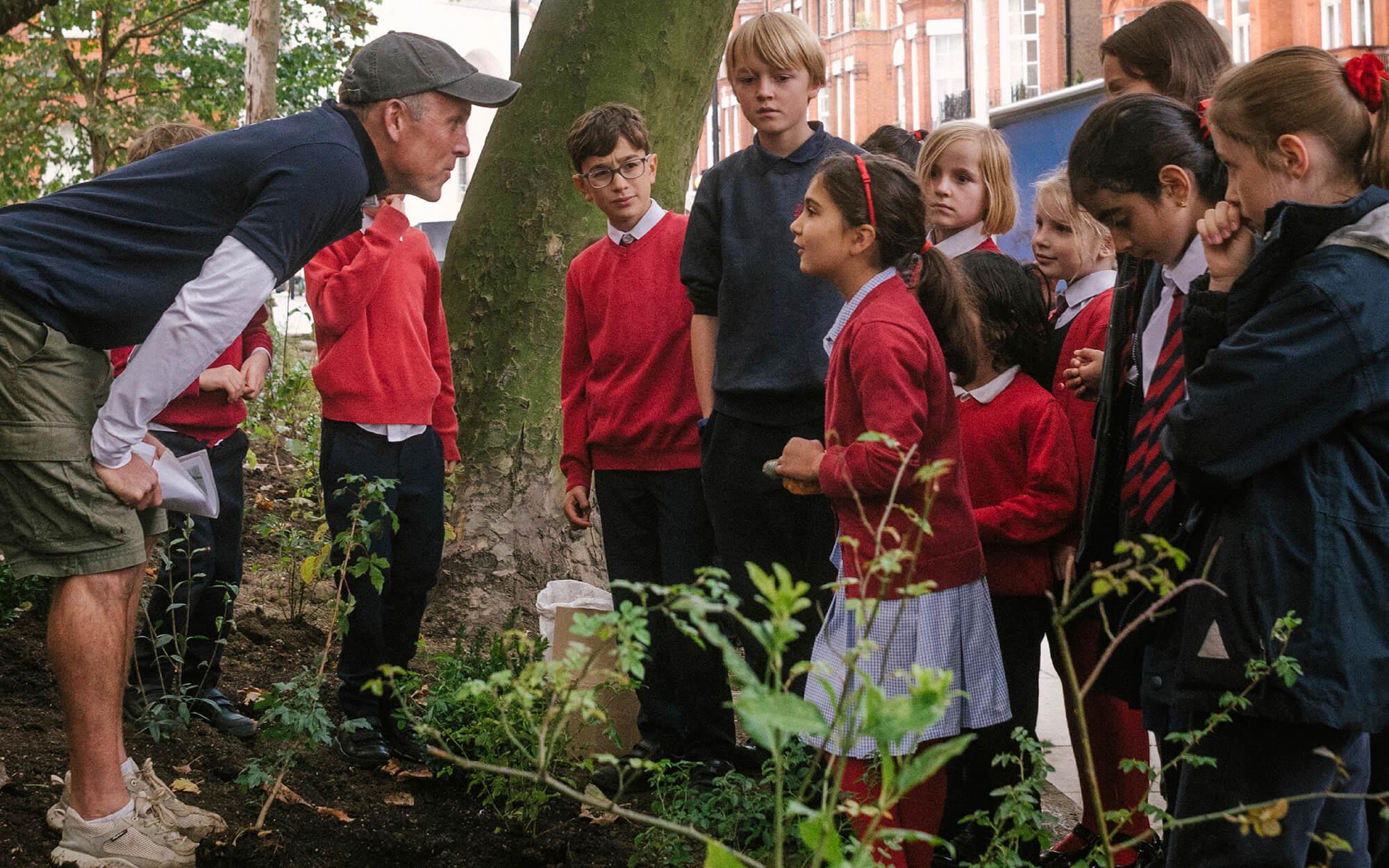 Schoolchildren learn about ecosystems and native species in London, UK.
Photo: Courtesy of SUGi