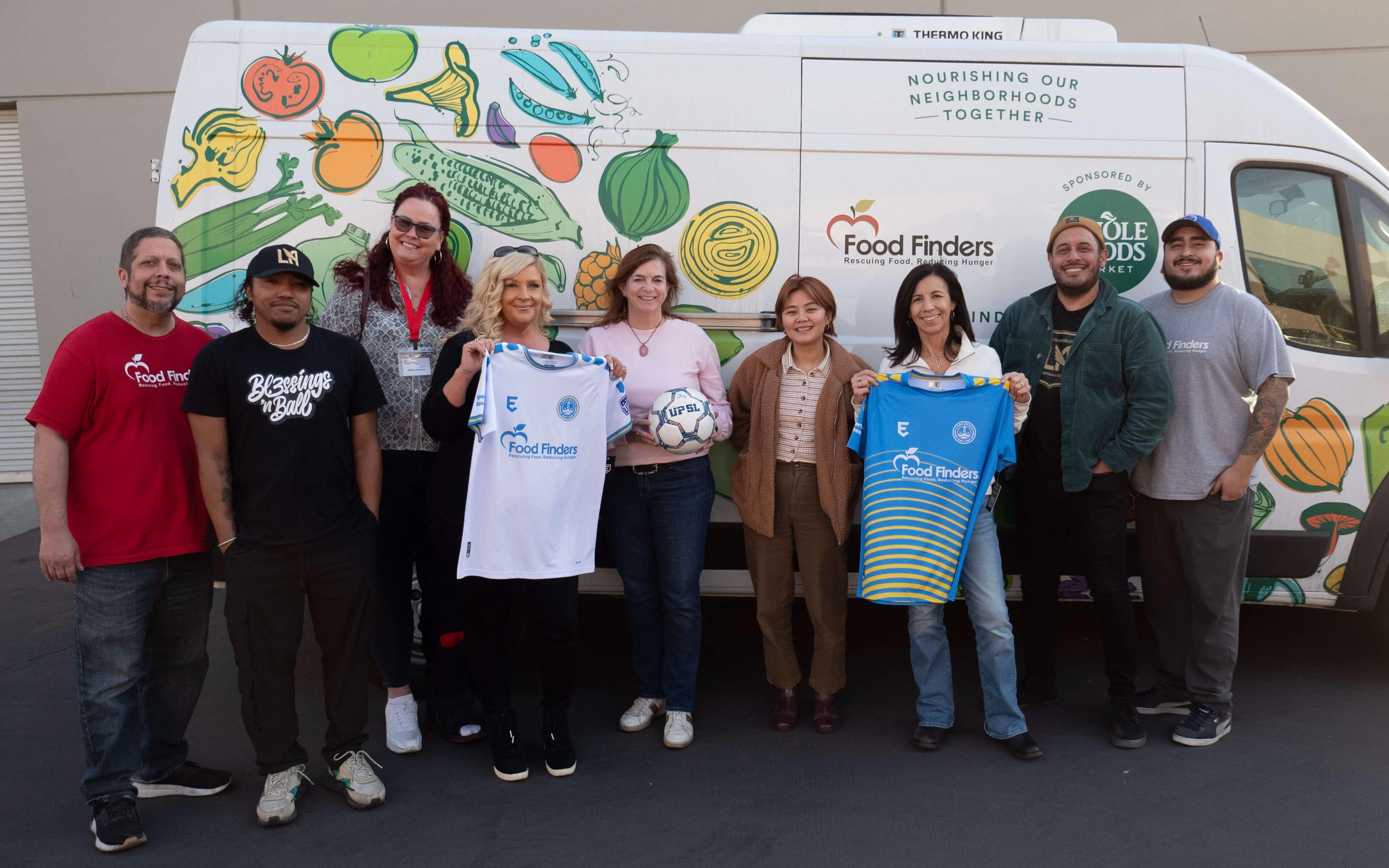 Food Finders’ volunteers work tirelessly to help those in their community. At their Food Hub in Long Beach, people begin lining up in the early hours of the morning for a 9:00 am distribution time.
Photo: Food Finders