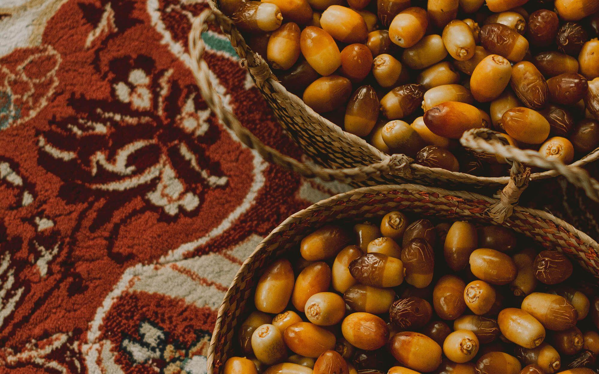 حبات الرُطَب الطازجة، التي تعكس جزءًا من الثقافة العربية، رمزًا للضيافة والكرم في المجتمعات الخليجية والعربية.
المصدر: ذا نوت