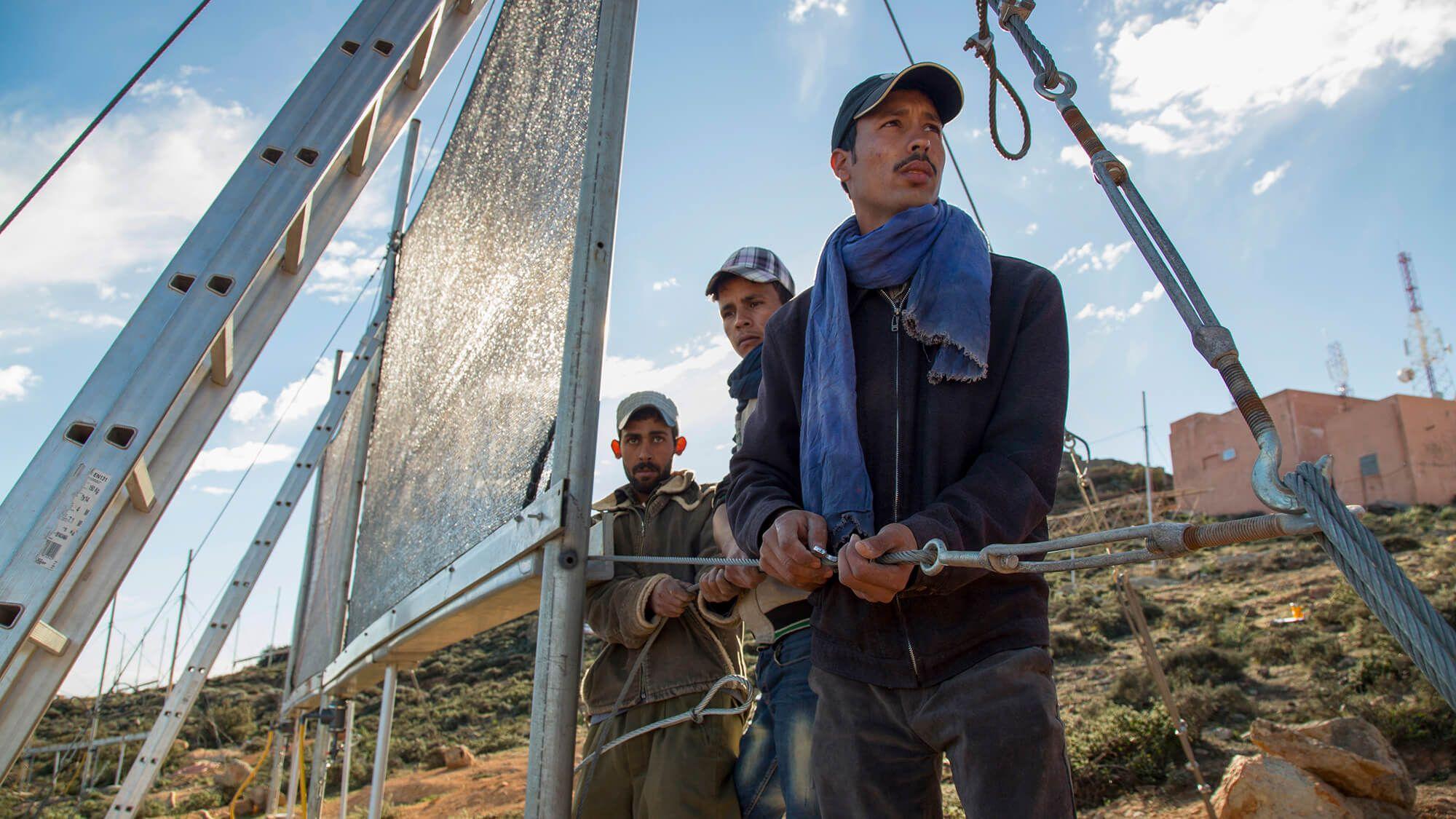 Dar Si Hamad workers install fog collectors across the mountains. The process is simple: wind pushes the fog through the nets, trapping molecules of water, which are then distributed to residents.
Photo: Dar Si Hamad