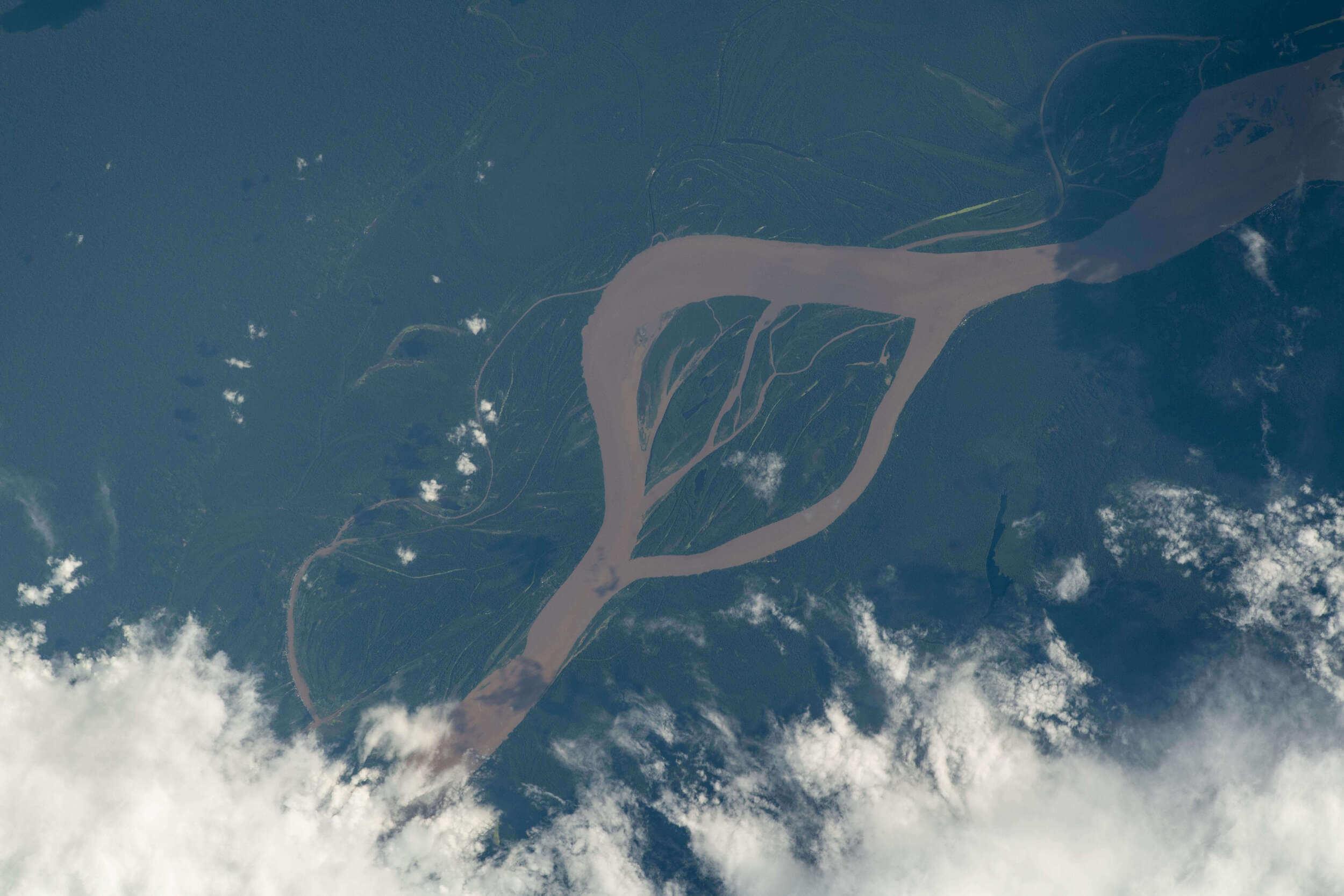 المصور: رائد الفضاء سلطان النيادي. الموقع: محطة الفضاء الدولية